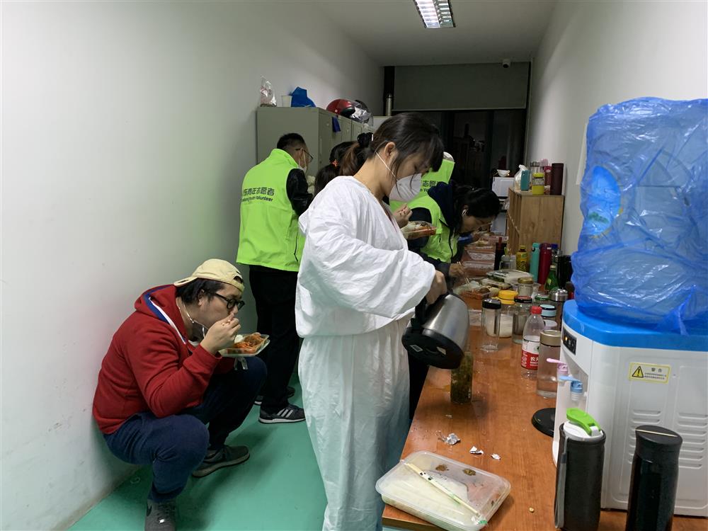 綠馬甲“浦東青年志愿者”，的一次晚班志愿服務