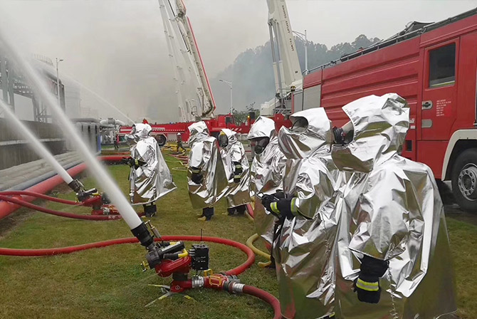 上海誠格超輕便攜隔熱斗篷亮相廣州大型石油化工滅火救援實戰演練現場