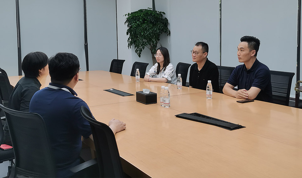 周浦鎮領導“夏日送清涼”上海誠格慰問行
